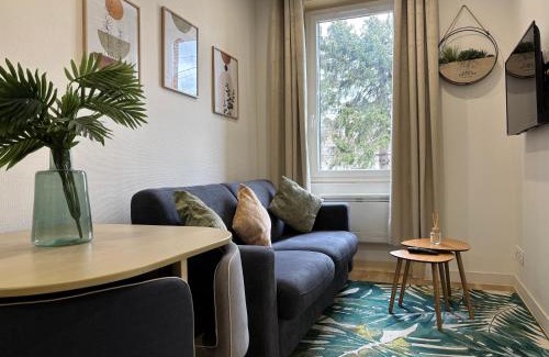 Bron Apartment | Élégant T2 à Bron, Tramway à 2min, Box Parking, 4Personnes