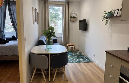 Bron Apartment | Élégant T2 à Bron, Tramway à 2min, Box Parking, 4Personnes