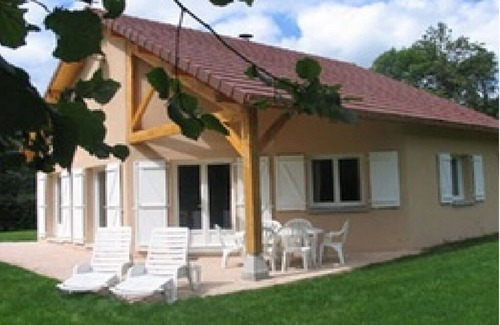 Marigny House | Évasion Boisée : Gîte de Plain-pied, 80m² Près de la Forêt et du lac de Chalain