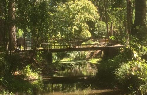 Tauxigny House | Évasion champêtre : Gîte enchanteur avec jardin clos, rivière et tout confort près des Châteaux de la Loire. - FR-1-381-506