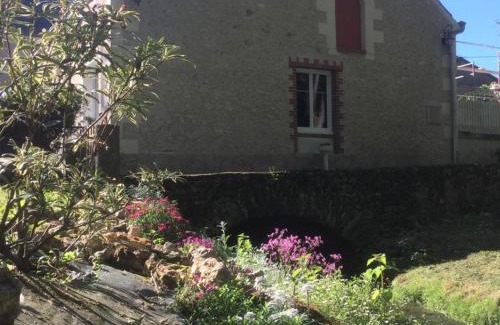 Tauxigny House | Évasion champêtre : Gîte enchanteur avec jardin clos, rivière et tout confort près des Châteaux de la Loire. - FR-1-381-506