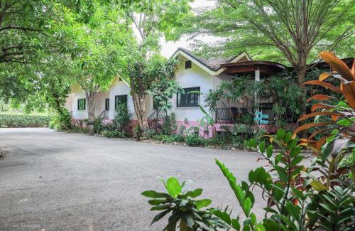 Nai Mueang Hotel | ชญาดา การ์เด้นเฮาส์ & รีสอร์ท Hotel