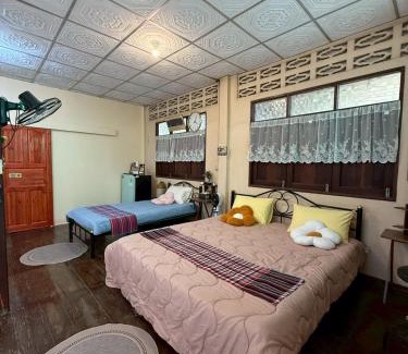 Nong Chaeng House | บ้านสวนชายน้ำ โฮมสเตย์ อัมพวา