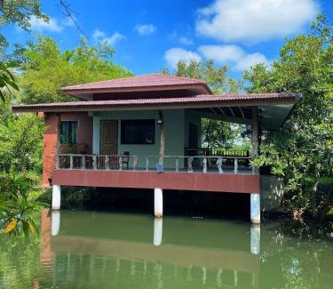 Mae Faek Mai House | บ้านสวนภูรจิตร Baansuanphurajit