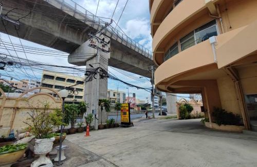 Bang Khun Si Hotel | โรงแรมแฮปปี้ อิน