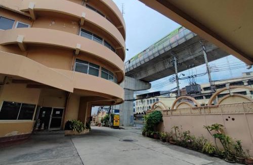 Bang Khun Si Hotel | โรงแรมแฮปปี้ อิน