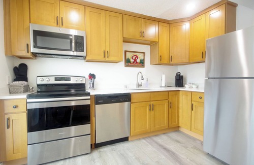 South Tacoma Apartment | ᗌᗌᗌ Fresh & new 1br. Jukebox, king bed, A/C