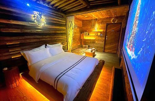 Chongqing University Town Ski Chalet | 哲帆民宿百年风化老木屋