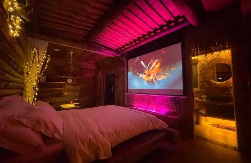 Chongqing University Town Ski Chalet | 哲帆民宿百年风化老木屋