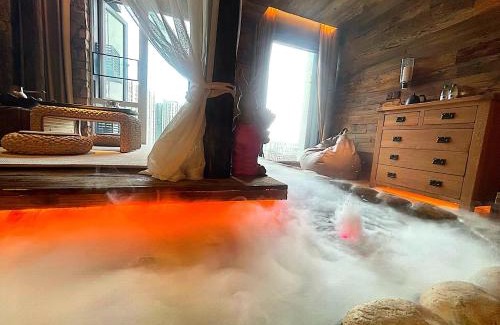 Chongqing University Town Ski Chalet | 哲帆民宿百年风化老木屋