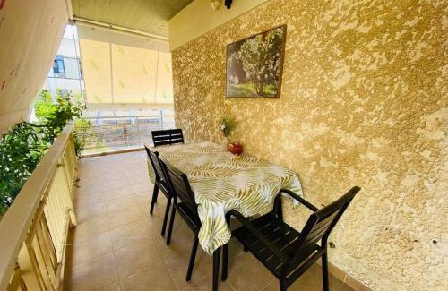 Agia Paraskevi Apartment | 地铁站旁，免费停车，安静舒适街区，精品两卧室大露台公寓，治安好