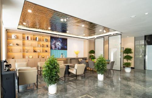 Samzhubze District Hotel | 日喀则藏隆广场万信至格酒店