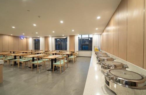 Samzhubze District Hotel | 日喀则藏隆广场万信至格酒店