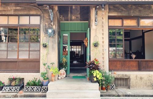 Fengshan District House | 眷待期休憩所眷村民宿