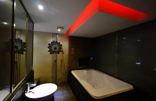 Wuqi District Hotel | 荷村 Motel