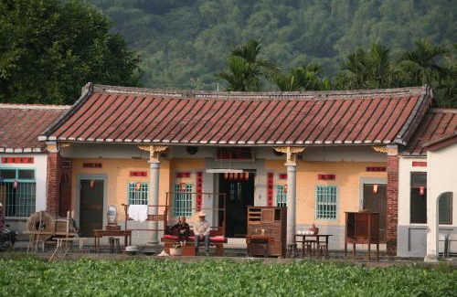 Meinong House | 香蕉與黑膠 Yellow And Black Guest House