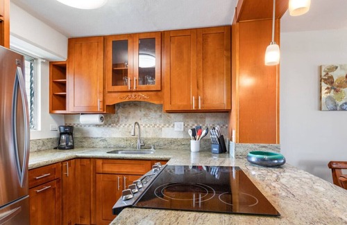 McCully - Moiliili Hotel | 09 FREE Parking/10 min beach/2br-Waikiki/Ala Moana