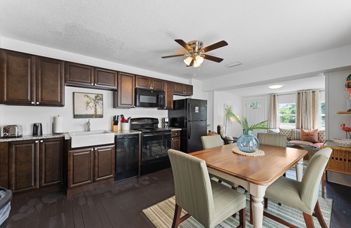 Historic District Apartment | 1/1 2nd floor apartment in the heart of downtown, historic New Smyrna Beach.