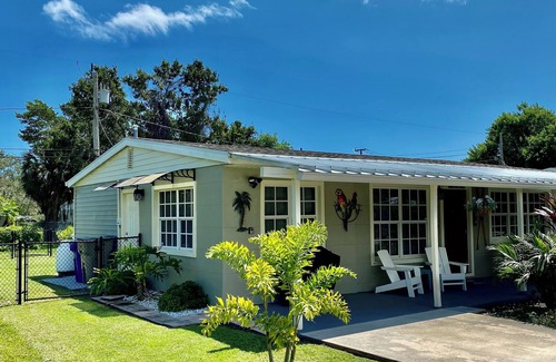 Rock Ridge House | 1.5 mile 2 Beach Our Cottage = Aloe Vero clean, neat and fun 🤩 Great Location!