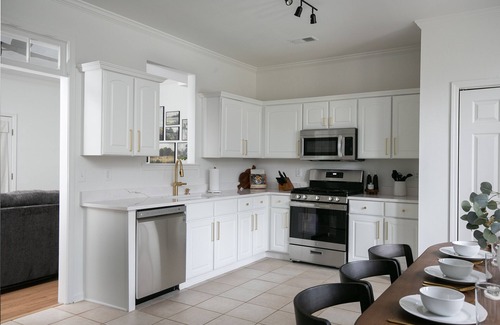 Alabaster House | 1.5 miles to shops & interstate! Family friendly modern townhouse.