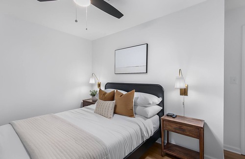 Alabaster House | 1.5 miles to shops & interstate! Family friendly modern townhouse.