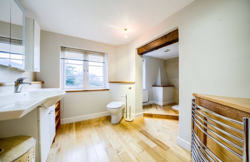 Broughton Hackett House | 1 acre Farmhouse w/ hot tub and countryside views!