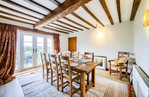 Broughton Hackett House | 1 acre Farmhouse w/ hot tub and countryside views!