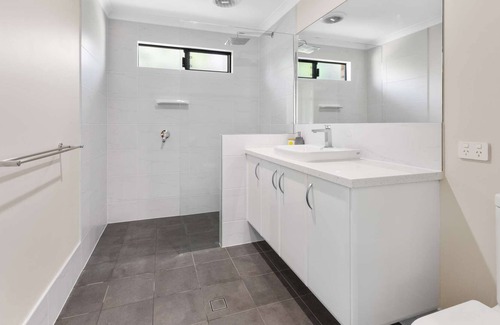 West Busselton House | 1 Acre of Bush, Pool, Trampoline, Monkey Bars & Basketball Court. Free WIFI