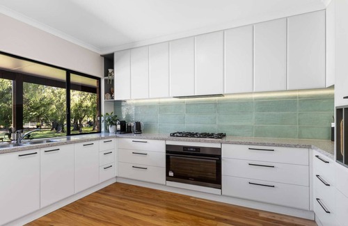 West Busselton House | 1 Acre of Bush, Pool, Trampoline, Monkey Bars & Basketball Court. Free WIFI
