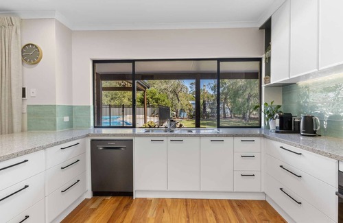 West Busselton House | 1 Acre of Bush, Pool, Trampoline, Monkey Bars & Basketball Court. Free WIFI