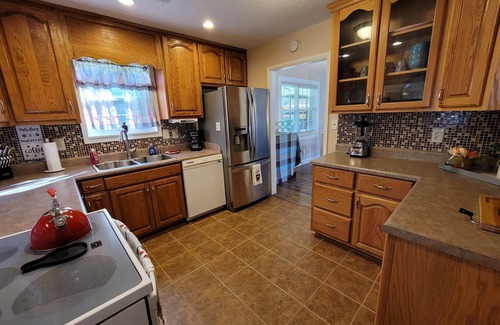 Athens House | 1 Bdrm home sleeps 2, 1 mile from I-65, shopping and dining. Fenced backyard
