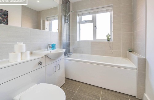 Basingstoke Apartment | 1 Bed 1 Bath Town Center Apartment, FREE Parking
