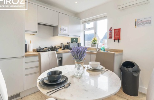 Basingstoke Apartment | 1 Bed 1 Bath Town Center Apartment, FREE Parking