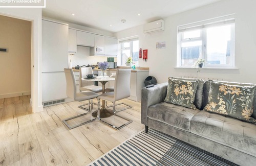 Basingstoke Apartment | 1 Bed 1 Bath Town Center Apartment, FREE Parking