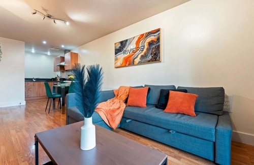 Theatreland Birmingham Apartment | 1 Bed Apartment Sleeps 5 - Balcony - WiFi & Tv