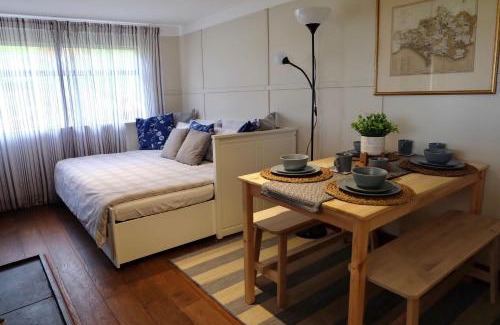 Broadwindsor House | 1 Bed Cabin - Sleeps 2 - 15 mins from Lyme Regis