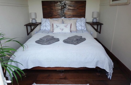Broadwindsor House | 1 Bed Cabin - Sleeps 2 - 15 mins from Lyme Regis