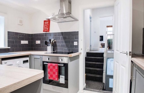 Newport Condo | 1 bed central Newport Apartment, sleeps 3