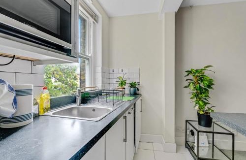 Turnham Green Apartment | 1 bed flat, 1-Min Tube, Oasis, OneRepublic, 20min to Central London