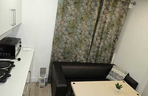 Kidbrooke with Hornfair Apartment | 1 Bed Flat - Sleeps 2 - Parking - Garden