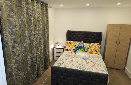 Kidbrooke with Hornfair Apartment | 1 Bed Flat - Sleeps 2 - Parking - Garden