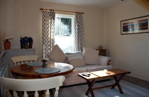 Templenoe Apartment | 1 Bed Flat - Sleeps 2 - Parking - Wifi