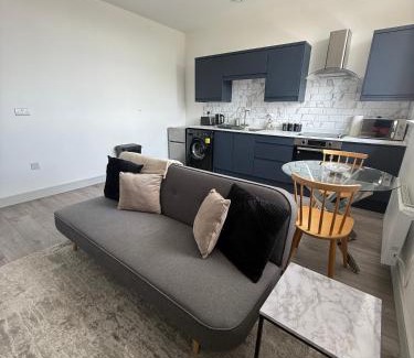 Desborough Apartment | 1 Bed Flat - Sleeps 2 - Pets - Parking - Wifi