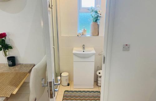 Eglinton Apartment | 1 Bed Flat - Sleeps 2 - Pets - Parking - Garden