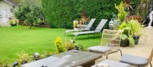 Eglinton Apartment | 1 Bed Flat - Sleeps 2 - Pets - Parking - Garden