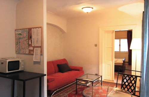 Mala Strana Apartment | 1 Bed Flat - Sleeps 3 - Courtyard - Wifi