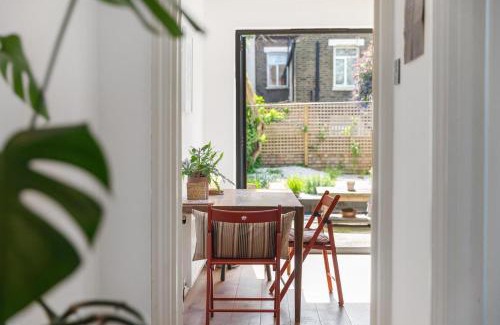 Tottenham Hale Apartment | 1 Bed & Garden, Sunny Artist Flat - 20mins to Central London