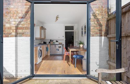 Tottenham Hale Apartment | 1 Bed & Garden, Sunny Artist Flat - 20mins to Central London