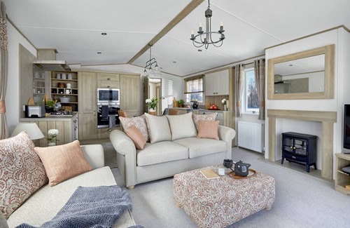 South Cerney House | 1 Bed Lodge Sleeps 4 - Pet Welcome - Fireplace