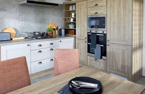 South Cerney House | 1 Bed Lodge Sleeps 4 - Pet Welcome - Fireplace